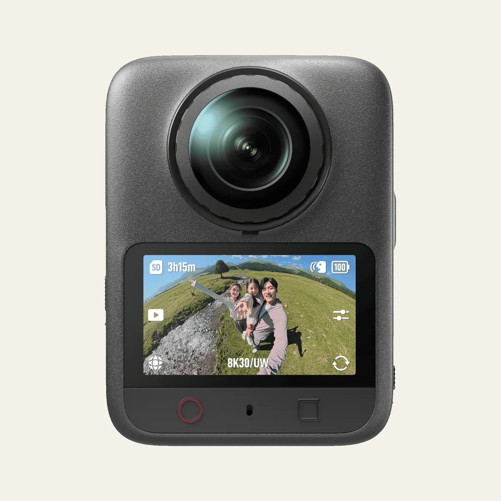 DJI Osmo 360 II von vorn, mit dem Objektiv über dem Touchscreen