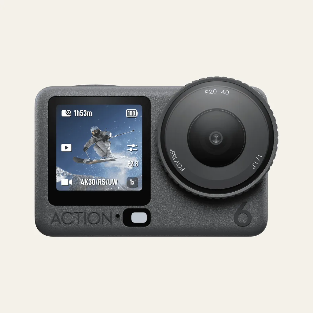 DJI Osmo Action 6 von vorn, mit dem Schriftzug ACTION 6 und dem Frontdisplay