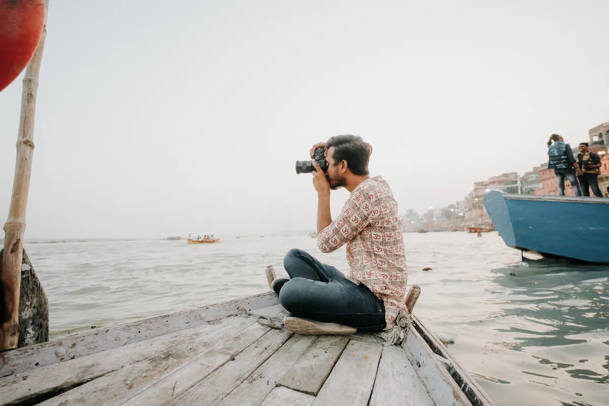 Fotografin mit APS-C-Kamera am Wasser