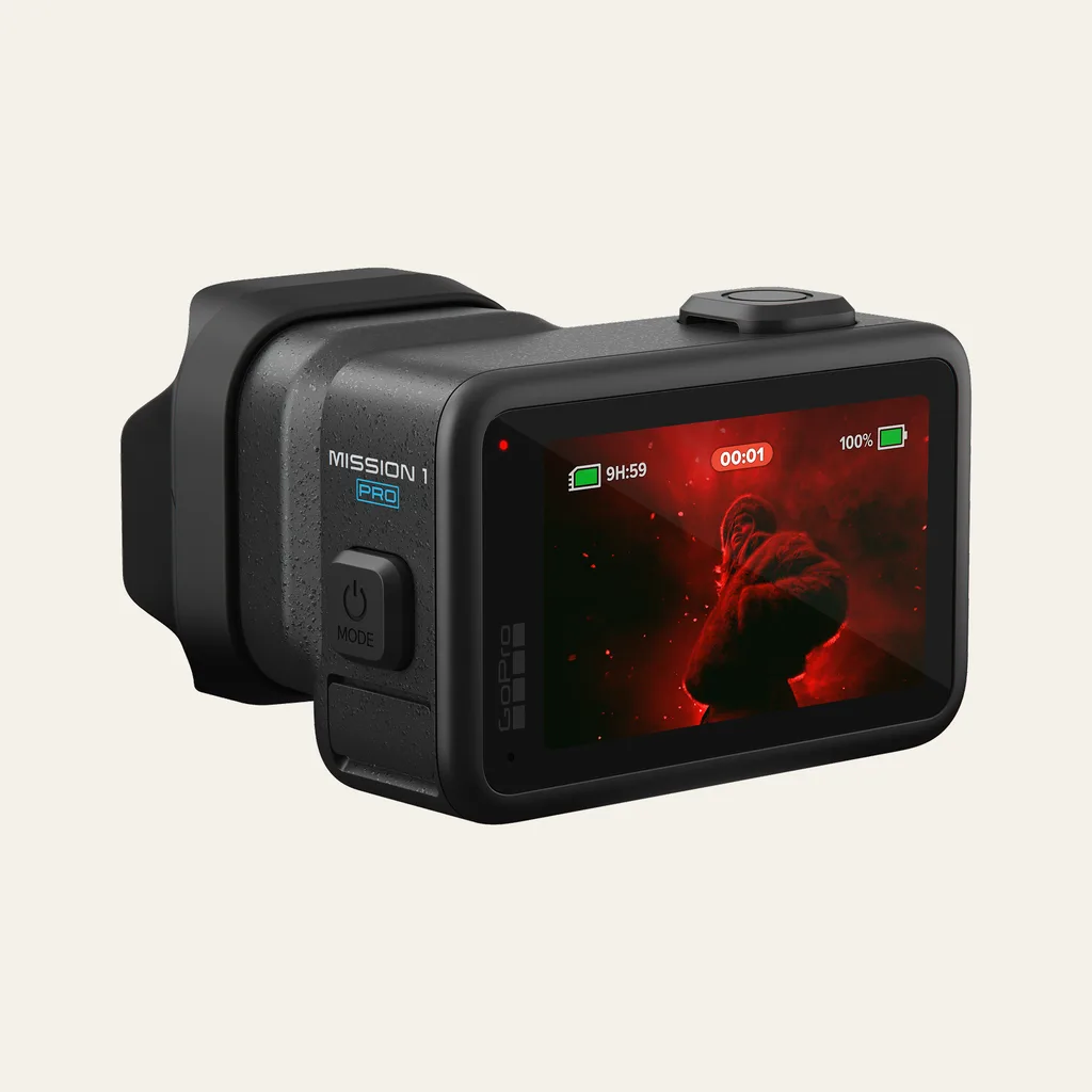 GoPro Mission 1 Pro von hinten, mit dem Schriftzug MISSION 1 PRO neben dem rückseitigen Display