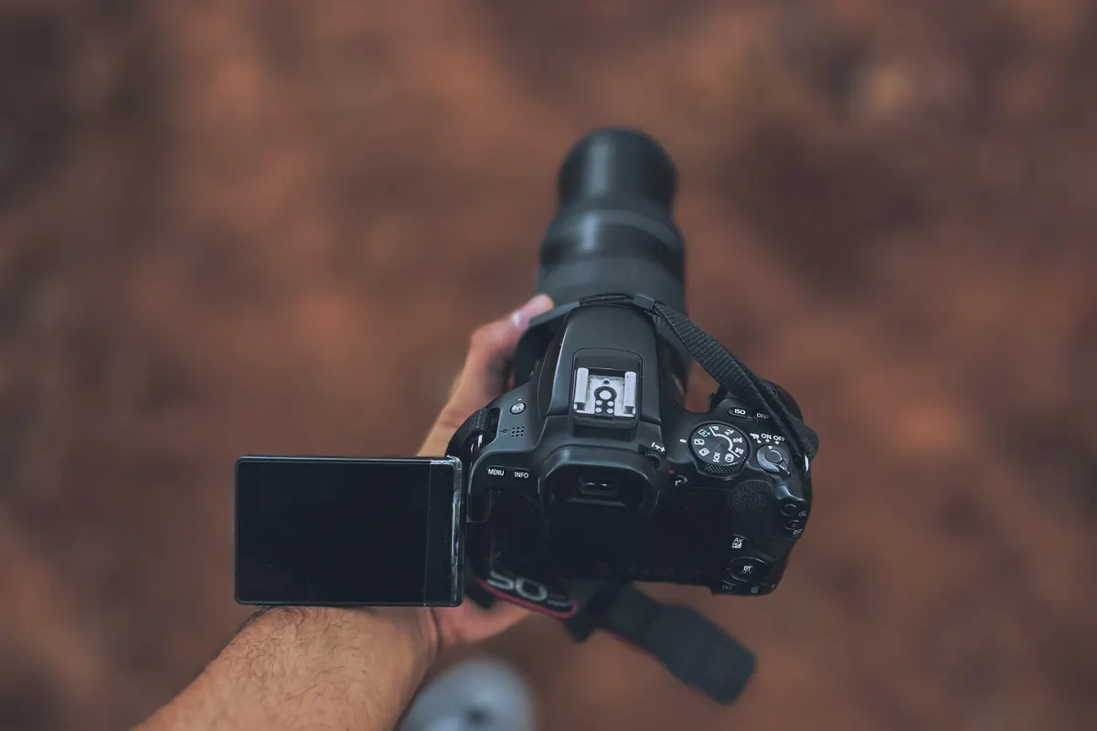 Fotograf mit spiegelloser Systemkamera