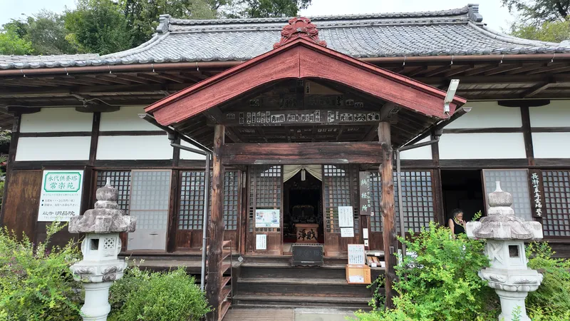 The front of Dōshō-in temple in Nagatoro, with stone lanterns